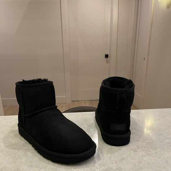 New UGG Women’s Black Classic Mini II Boot, Size US 7 - Picture 9 of 13